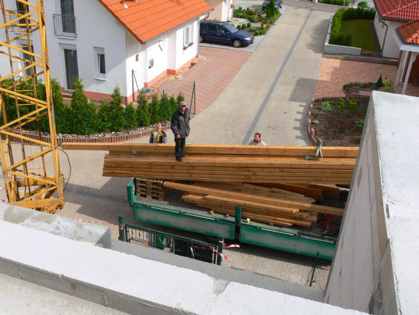 Wohnhausneubau Familie Fess - Anbringen des Dachstuhls
