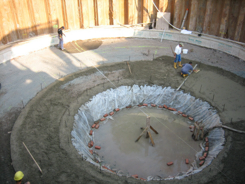 Hauptsammler Bliesmengen-Bolchen 1. Bauabschnitt Abwasseranlage Kleinblittersdorf - Betonieren Fundament Durchlaufbecken
