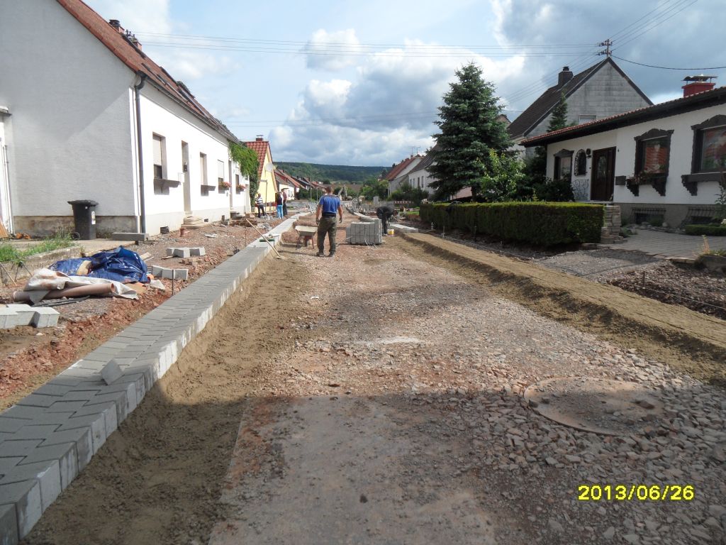 Mandelbachtal Bliesmengen-Bolchen Strassenbau Kettelerstrasse - Herstellen der Rinnenanlage